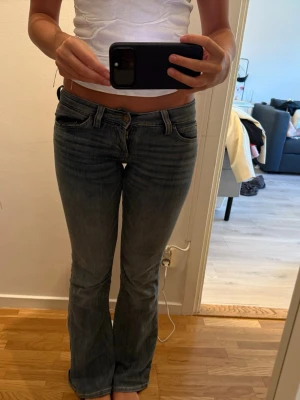 Cheep Monday jeans - Lågmidjade  . Är 169 o brukar ha 36/38. Dessa är i storlek 28/32