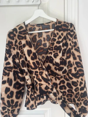Leopard blus - Leopard blus med snörning i midjan