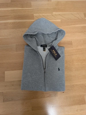 Grå Ralph Lauren zip hoodie  - Fint skick! Passar ca 165 cm Hör av dig vid frågor! 