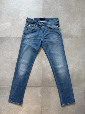 Replay Jeans - Säljer ett par feta Replay grover jeans. Väldigt bra skick, storlek W30, L32. Nypris ligger runt 2000kr, mitt pris 399kr. Hör gärna av er vid funderingar eller bud!