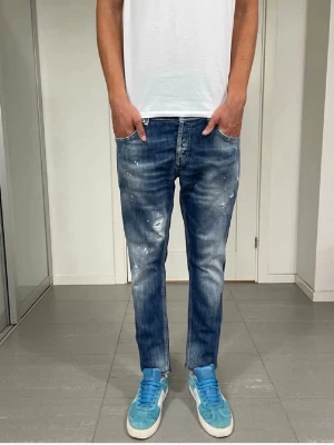 Dondup - Säljer ett par tvär feta dondup jeans. Säljer eftersom de är lite stora för mig. Passar som en w31 l30 med mått ca 40 och 97! OBS inte mina bilder men de är exakt samma jeans💎