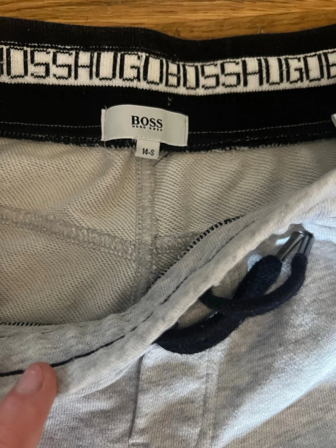 Grå shorts från Hugo Boss storlek 160 14 år S  - 2