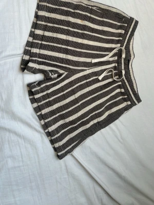 H&M shorts randig XS - Randiga H&M shorts i regular format