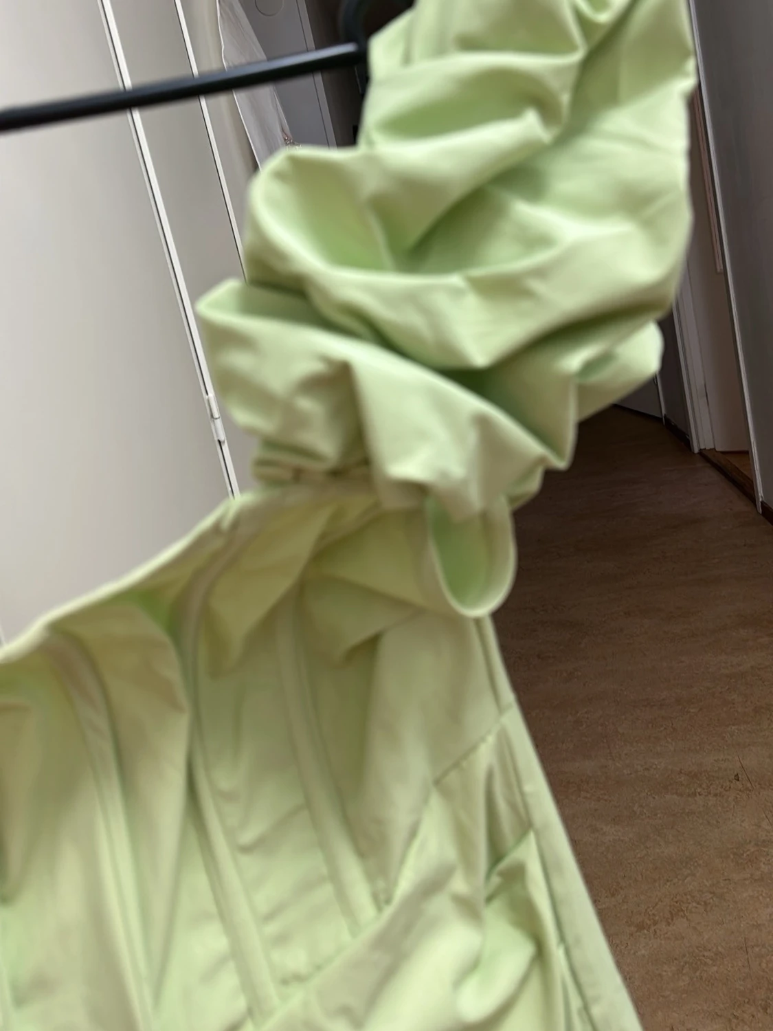 Ljusgrön axelbandslös klänning