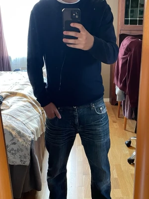 Badiali  - Säljer en mörkblå tröja som är en blandning av lite olika tyger som man kan se på sista bilden. Tröjan är i bra skick och har inga defekter eller så. Skriv ifall du har någon fråga!