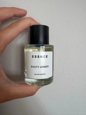 ESSNCE Dusty Amber parfym - Essnce parfym i doften Dusty Amber✨. Använd 1 gång och köptes för ca 1 månad sen. 
