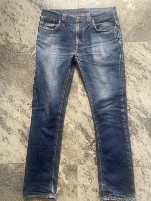 Nudie Jeans - Riktigt snygga nudie jeans med goa slitningar passar till allting och höjer outfiten rejält. Finns en liten lagning i skrevet men ingenting som märks av, om något ger lite extra karaktär