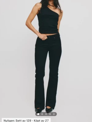Svarta lågmidjade jeans - Säljer ett par svarta lågmidjade bootcut jeans. Jeansen är tillverkade i stretchigt material och har bekväm passform. Säljer då de inte kommer till användning längre💕💕💕