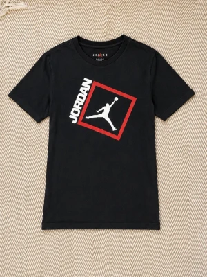 Svart Jordan t-shirt med tryck - Snygg svart t-shirt från Jordan med det klassiska Jumpman-trycket i vitt och rött på bröstet. T-shirten har rund halsringning och korta ärmar. Perfekt för dig som gillar sportig och stilren streetwear.