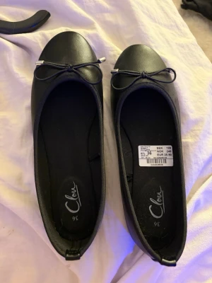 Svarta ballerinaskor med rosett - Jag säljer dessa snygga svarta ballerinaskorna från clou som passar till varje outfit💕 de är helt nya bara använd 1 gång. Skriv vid minsta fundering, pris kan diskuteras💕