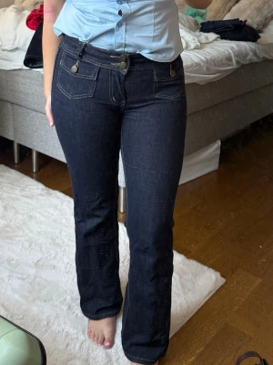 Mörkblå bootcut jeans med kontrastsömmar - Säljer dessa superfina jeans från Madlady, använd enbart några gånger.