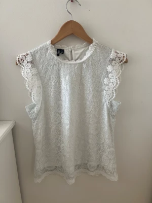 Vit spetsblus med volangärmar - Fin blus i bra skick !!! Säljer den för jag behöver lite pengar 🙈 skickar direkt när den är såld . Köp snälla !! Bud upp till 110kr 