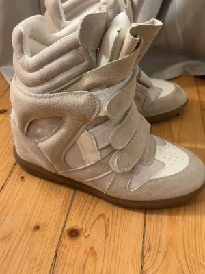 Wedge sneakers  - Storlek 40 men sitter som 39 , Isabel marant men köpta secoundhand så äkthet är ej garanterat. Perfekta till hösten🍁
