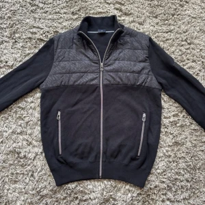 Joop stickad cardigan NYSKICK - Säljer denna feta joop cardiganen i NYSKICK!👏Nypriset ligger på 2499kr!🙌Storlek M /// Hör gärna av er om ni har funderingar!🤝