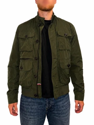 Tommy Hilfiger Field Jacket – Militärgrön – L/XL - Snygg Tommy Hilfiger field/utility jacket i klassisk mörk militärgrön färg. Stilren modell med flera framfickor, hög krage och diskret Tommy Hilfiger-logo på ärmen. Väldigt lätt att matcha med jeans eller chinos.  • Märke: Tommy Hilfiger • Storlek på etiketten: XL – sitter mer som L • Modellen på bilderna är 186 cm lång • Färg: Militärgrön / mörkgrön • Field jacket / utility jacket • Fint begagnat skick  Nypris för liknande Tommy Hilfiger field jackets ligger runt 3 000–4 100 kr. Tommy Hilfigers