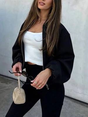 Svart bomberjacka med ballongärmar - Snygg svart bomberjacka med ballongärmar och dragkedja framtill. Jackan har en croppad passform och klassisk krage. Perfekt att slänga över en topp för en trendig look. Nypris 299kr! Helt ny aldrig använd 