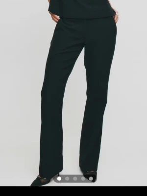 Bikbok kostymbyxa - Låg midjade och bootcut. Inga defekter och i längd petite!