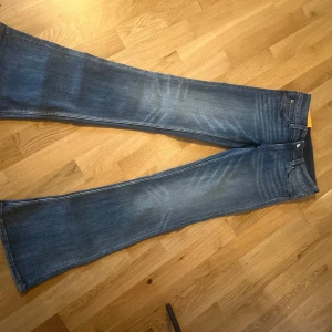 Bootcut jeans från Cheap Monday - Snygga bootcut jeans från Cheap Monday. De har låg midja. Lite slitningar längst ner annars bra skick. Storlek 28/32