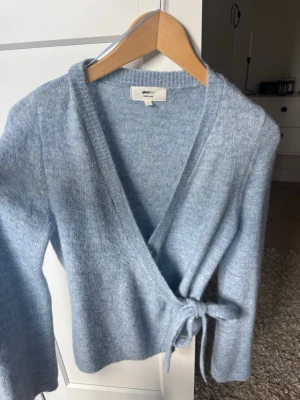 Ljusblå omlottkofta - Gina tricot  - Garderob utrensning! Säljer billigt för att jag gärna vill bli av med det snabbt 💕 inga skador eller hål på tröjan, och den är knappt använd! 