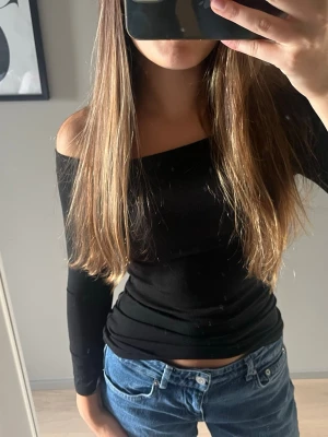 Svart offshoulder topp - Säljer denna supersnygga svarta toppen från Zara. Den är i strl M (passar även mig som brukar ha S). Använd max 1 gång, säljer för att den inte kommer till användning🖤