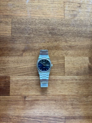 Tissot Prx herr klocka - Säljer nu denna grymt stiliga klocka. Har ägt den nu sedan 2024 och den är verkligen superbra. Nyligen uppgraderat till en Longines vilket leder till försäljningen. Allt dokumentation ingår samt låda osv. Är de några frågor så hör av dig i dm!