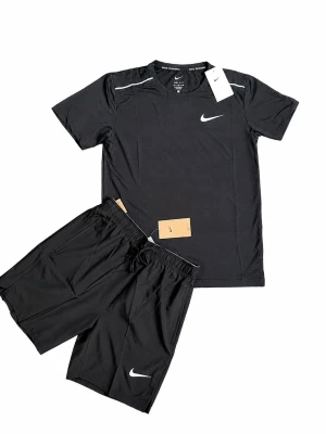 Nike Miller Set - Helt nytt Nike Miler-set i svart, aldrig använt. Består av svart T-shirt och svarta shorts. Alla originaltags sitter kvar och original Nike-påse medföljer.