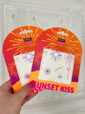 Klistra-på-tatueringar 2-pack - Superfina klistra-på tatueringar i metallic lila, rosa och guld. Oöppnade. Sälj pga att de inte kom till användning.