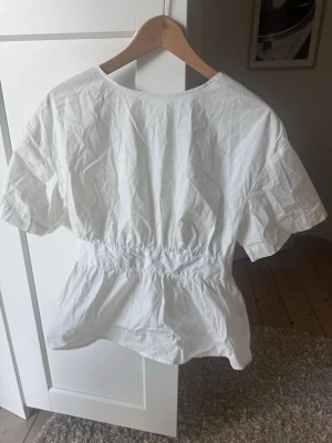 Nelly topp  - Garderob utrensning! Säljer billigt för att jag gärna vill bli av med det snabbt 💕 inga skador, hål eller fläckar på blusen, den är väldigt skrynklig pga att jag inte strykit den.. 