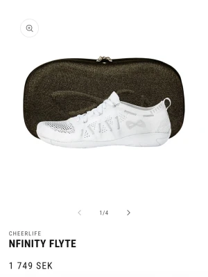 Nfinity Flyte vita cheerleading skor - Säljer mina Nfinity flyte cheerleading skor eftersom jag slutat som aktiv. Super bra märke och bästa modellen enligt mig, lätta och luftiga och sitter skönt. Använda fåtal gånger. Skolväskan ingår. Hör av dig privat om du vill ha fler bilder eller har frågor😊Nypris-1749