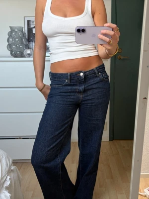 Gina Tricot - Gina Tricot Wide jeans. Använda men i mycket gott skick. Enda defekt syns på bild 4 - gäller båda benen. Jag är 170 cm för referens 