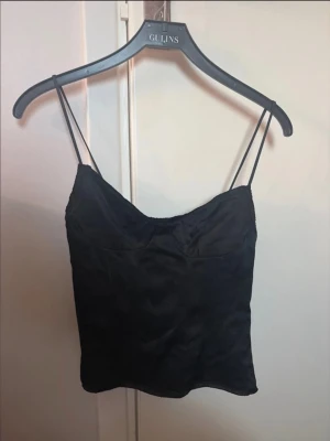 Satin topp - Svart tight satintopp från Zara med smala axelband och dragkedja på sidan! Ny med prislapp