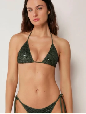 Mörkgrön bikini med paljetter och knyt - Trendig mörkgrön bikini med paljettdetaljer och knyt i sidorna samt runt nacken. Triangelformad överdel och klassiska bikinitrosor med justerbara band. Perfekt för sommarens strandhäng. Den är aldrig använd och säljer båda delar för 500. Överdelen är i storlek 75B och under delen är i S. 💕