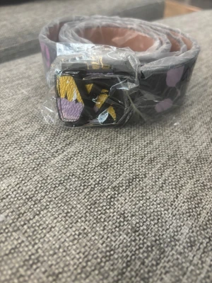Louis Vuitton bälte - Snyggt lv bälte med färgglad i lila, gult och rosa.  Den ger sommar vibe och vinter vibe finns flera storlekar inne