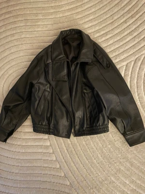 ZARA svart skinnjacka - Hejsan! Säljer nu min svarta jacka från Zara då den inte passar mig. Den är använd några gånger men är inprincip i nyckick. Storlek S och nypris är 859kr på Zaras hemsida 🤎