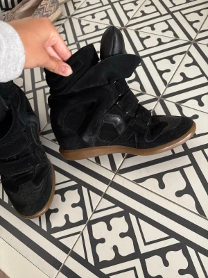Isabelle Marant  - Säljer ett par svara Isabelle Marant skor då de inte används längre. De är i bra skick och i stl 39🥰 orginalpris: 6500kr säljer för 3199kr!! 