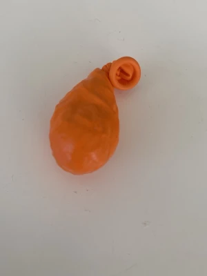 Orange ballong med ris i (Squishy) -  Squishy  med ris i handgjord 
