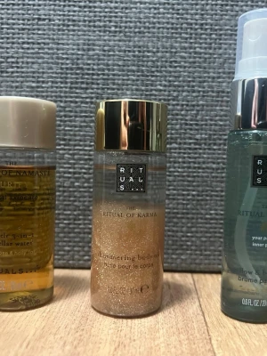 Rituals mini saker !  - Säljer: ritual of karma - shimmering body oil 30 ml, rituals of namaste - miracle 3 in 1 micellar water 30 ml och ritual of jing - pillow och body mist 20 ml. Allt är oanvänt (se bild) 