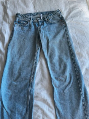 Lågmidjade jeans - Lågmidjade jeans från weekday i modellen arrow low jeans. Storlek w25 l32.