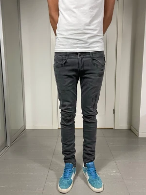 Replay Anbass Jeans  - Säljer nu dessa Replay Anbass Jeans med snygga slitningar i populär design, W31 o L32 med mått ca 37,5 o 102-103 cm. skriv för fler bilder/frågor🙌🏼