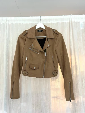 Beige/Brun bikerjacka ONLY - Beige/brun bikerjacka, helt oanvänd🌟