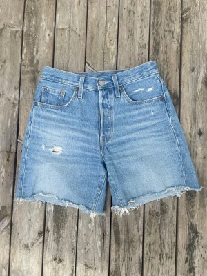 Levi’s jeansshorts - Skitsnygga jeansshorts från Levi’s. Avslappnad look med små hål på framsidan. Säljer då de inte längre passar. 