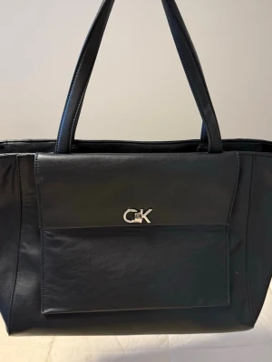Calvin Klein medium shopper w/pocket  - Som ny. Nypris: 2000 kr
