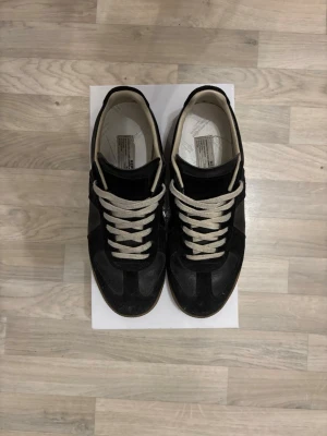 Svarta Maison Margiela Gats - Hej! Säljer nu dessa svarta gats från Margiela då dem ej kommer till användning längre. Skorna är flitigt använda men har mycket kvar att ge och ser bra ut i skicket de är i. Kvitto tillkommer ej.