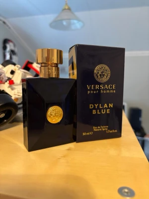 Versace Dylan Blue 50ml - Knappt använd, skulle gissa 45~ml kvar. Skriv gärna för mer :)