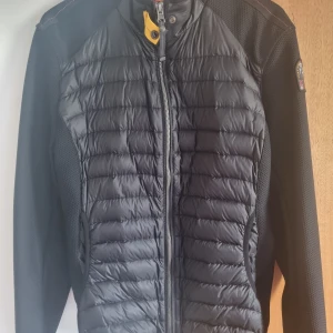 Parajumper jacka  - Endast använd 1 gång Mycket fint skick, inga fläckar eller skador Originalprislappen sitter kvar Köpt på NK för 2 999 kr Modell: PW JCK WU31 / Olivia Woman