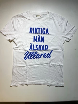 Vit t-shirt med blå Ullared-tryck - Vit t-shirt i bomull. 