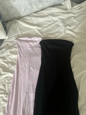 Lång bandåklänning - Säljer dessa jätte fina tajta, långa bandåklänningarna. Säljs i pack men går att köpa separat om man hellre vill det. Båda är endast använda 1 gång 💞💞