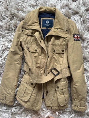 Brun trenchcoat - Superfin jacka i nyskick använd en gång. Stl S och är från märket Henri LLoyd Women.