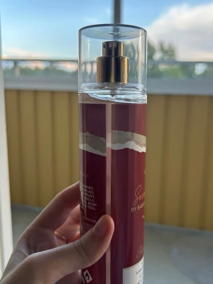 Sabrina Carpenter Cherry Baby Body Mist - helt ny & oöppnad. säljes pga jag hatar körsbärs doft, 236ml.