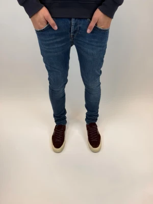 Dondup Jeans George  - Dondup Jeans George!  Storlek 29, Ny pris 4000 kr Original slitningar från fabrik 
